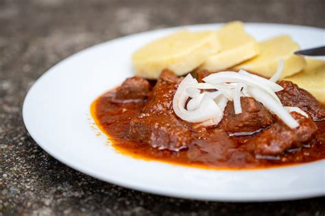 Rozdiely medzi maďarskými jedlami tokáň, perkelt a guláš