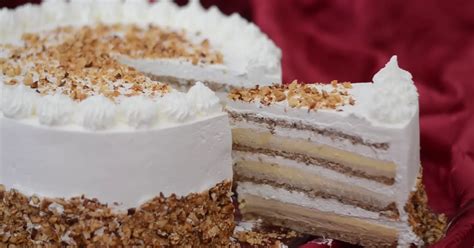 Vrstvená Milka torta s orechmi a krémami