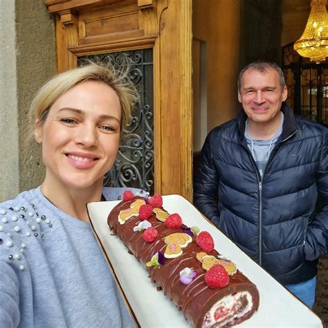 Portrét Adriany Polákovej s jej kuchárskymi knihami