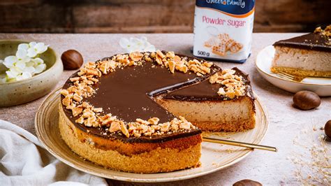 Gaštanový cheesecake s čokoládovou polevou a lístkami