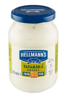 Kuchynská scéna s fľašou Hellmann's tatárskej omáčky a rôznymi ingredienciami