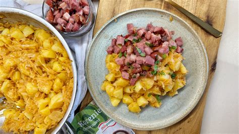 Ingrediencie na zemplínsku strešeninu: zemiaky, kapusta, slanina, cibuľa