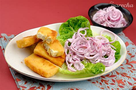 Servírovanie feta taštičiek so šalátom