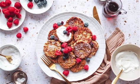 Sladké paratha na tanieri s ovocím