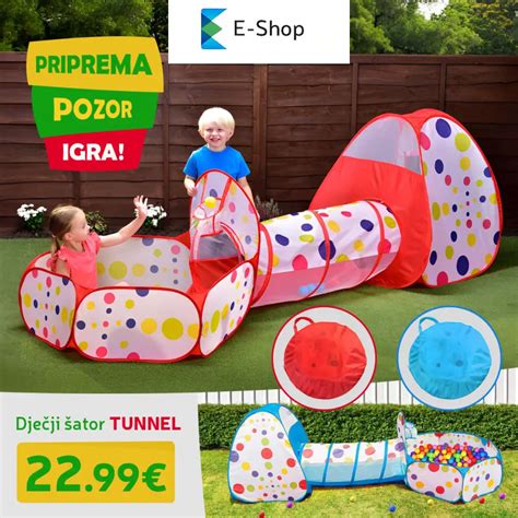 Dieťa prelieza cez improvizovaný tunel z diek a stoličiek