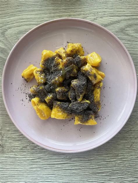 Tekvicové gnocchi s makom na tanieri