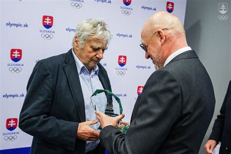 Andrea Popovičová pri preberaní ocenenia
