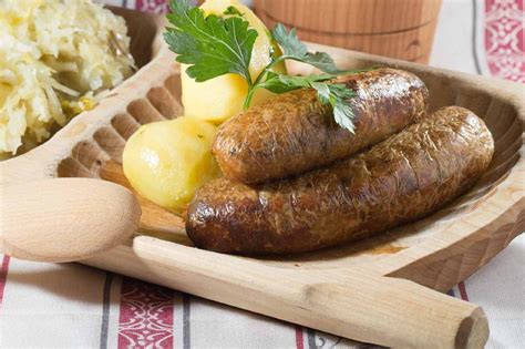Fotografia útulného penziónu v Tatrách s typickým slovenským jedlom na stole
