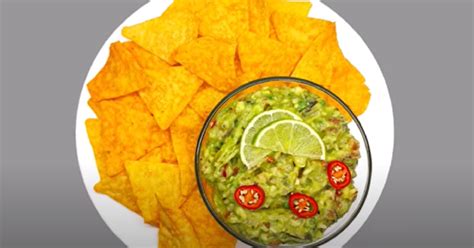 Miska čerstvého guacamole s kúskami avokáda