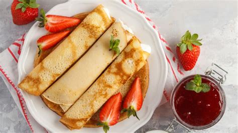 Koláž rôznych dezertov bez múky (palacinky, tvarohové rezy, pudingový koláč, raw kocky)