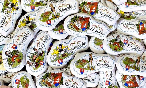 Detail vyšívanej kuchárky s tradičným slovenským motívom a nápisom