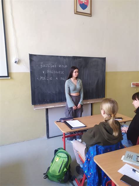 Študenti SPŠ Samuela Mikovíniho pri práci na konzervácii starých kníh