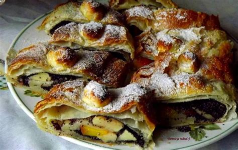 Tanier s kúskami sypanej tvarohovej štrúdle posypanej práškovým cukrom