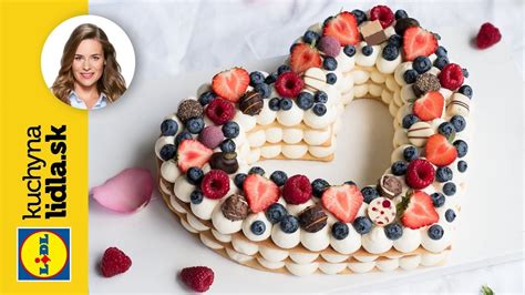 Torta v tvare motýľa ozdobená ovocím a šľahačkou