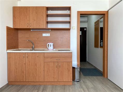 Kuchynský kút v apartmáne pripravený na varenie