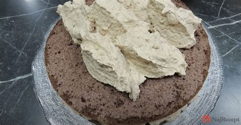 Vrstvená torta s lístkovým cestom a krémom