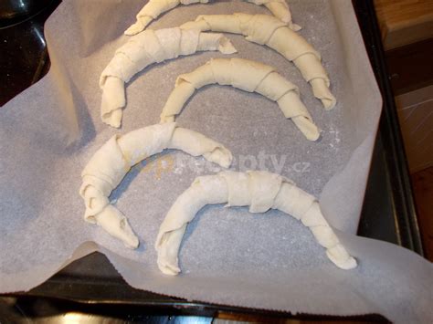 Hotové zlatisté štrúdle a croissanty