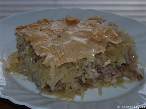 Detail na hotovú zapečenú kapustu so syrovou krustou