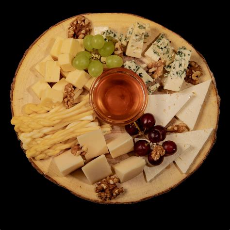 Syrový tanier s rôznymi druhmi syrov a ovocia