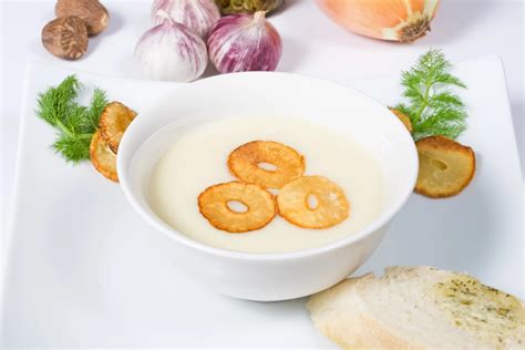 hlava cesnaku a ingrediencie na polievku