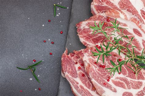 Detailný záber na surovú krkovičku s mramorovaním