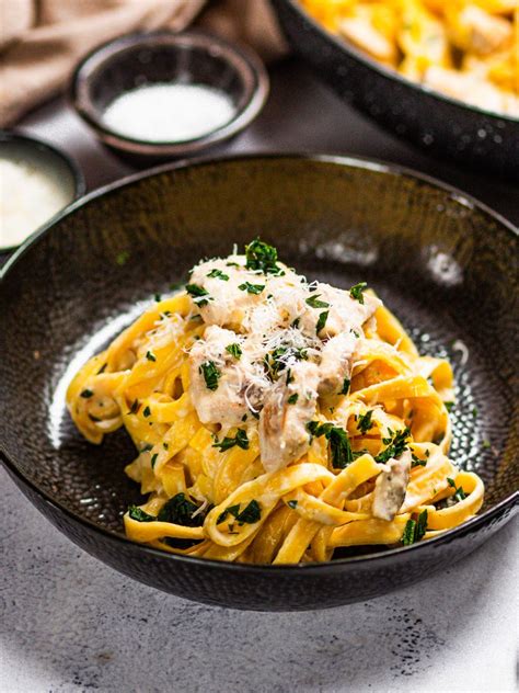 Servírovanie tagliatelle s trhaným baraním mäsom