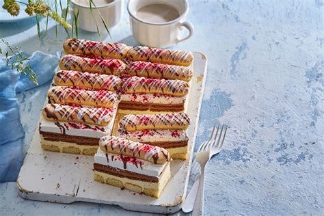 Charlotte Russe torta s piškótami po obvode a ovocnou plnkou