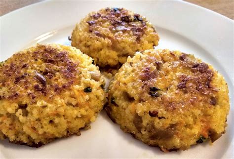 Pšenové fašírky s tofu podávané s čerstvou zeleninou