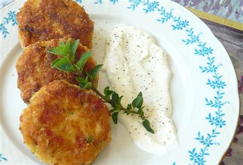 Servírované karfiolové fašírky s tofu a šalátom