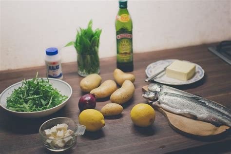 Základné ingrediencie pre pečeného pstruha