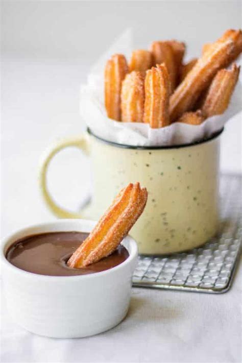 Čerstvo usmažené churros s Nutellou na namáčanie