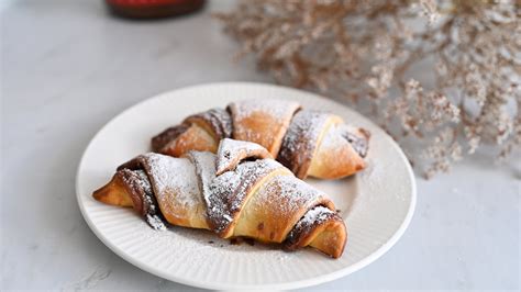 Čerstvo upečené croissanty s Nutellou posypané cukrom