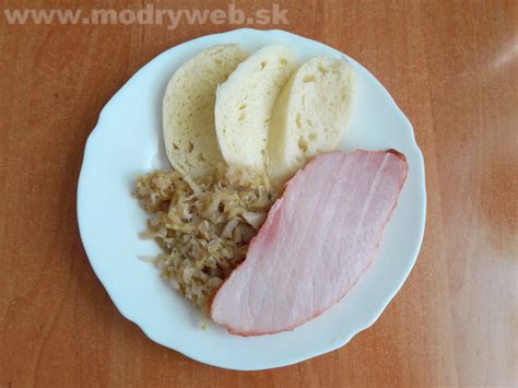 Opražené kocky pečiva na panvici pre bohatšiu chuť knedle