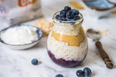 Rôzne typy raňajkových misiek bez varenia (granola, smoothie, tvaroh)