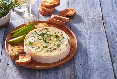 Zapečený camembert s medom a bylinkami