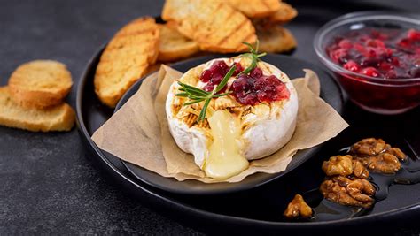 Zapečený camembert v lístkovom ceste s brusnicovou omáčkou
