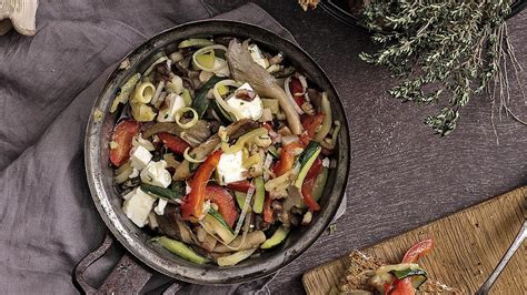 Dusená cuketa s hlivou a tofu na tanieri