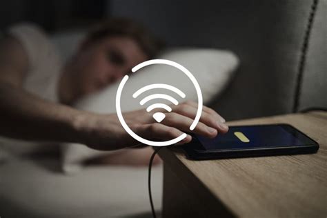 Ľudia prezerajúci si recepty na mobilnom telefóne