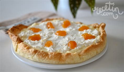Lístkový koláč s marhuľami a vanilkovým pudingom