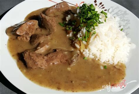 Ilustračná fotografia kuracej pečienky na cibuľke