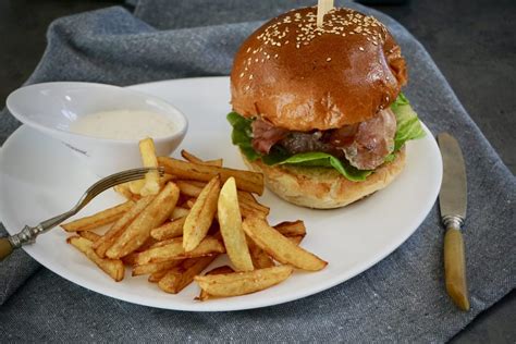Mexický hamburger s hranolkami