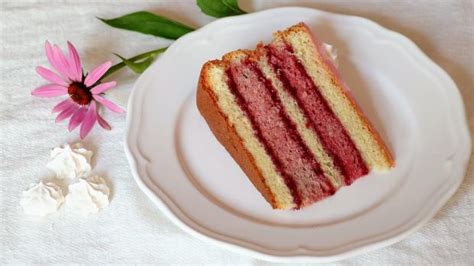 Hotová, krásne ozdobená punčová torta