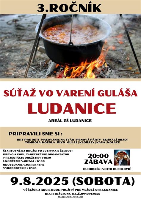 Tím súťažiacich varí guláš vo veľkom kotle na regionálnej súťaži