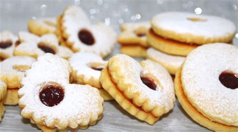 Ingrediencie na linecké koláčiky so snehovým venčekom