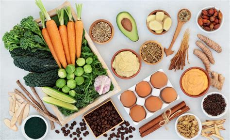 Obrazová koláž znázorňujúca rôzne protizápalové potraviny