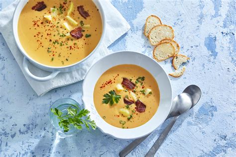 Ingrediencie na demikát: bryndza, zemiaky, slanina, cibuľa, smotana