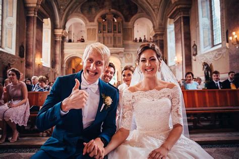 Fotografia žien krútiacich holúbky pred svadbou