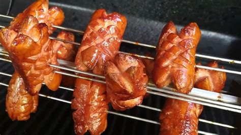 Grilované špekačky s roztopeným syrom a cibuľou
