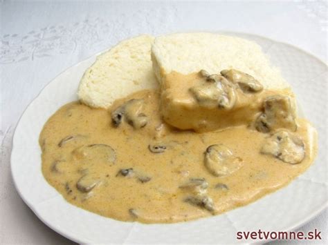 Servírovaná šampiňónová omáčka s knedľou a bravčovým mäsom