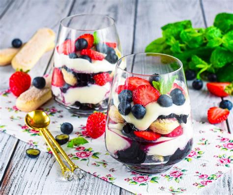 Mascarpone dezert s lesným ovocím
